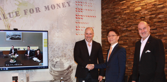 모쉬 셀핀 크레도락스 CTO겸 COO(왼쪽부터),임종칠 삼성SDS 유럽법인장, 이갈 로템 크레도락스 CEO가 협약을 체결 후 기념촬영을 하고 있다.  삼성SDS 제공